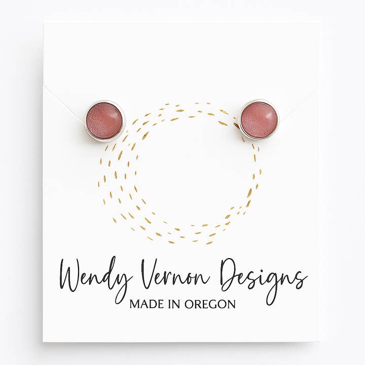 Mini zilveren oorstekers met rozenkwarts in een zetting voor wholesale door Wendy Vernon Designs