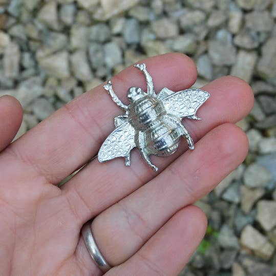 William Sturt Fine Pewter - Venta al por mayor Broches - Broche de peltre de abeja de miel fundido a mano por William sturt2