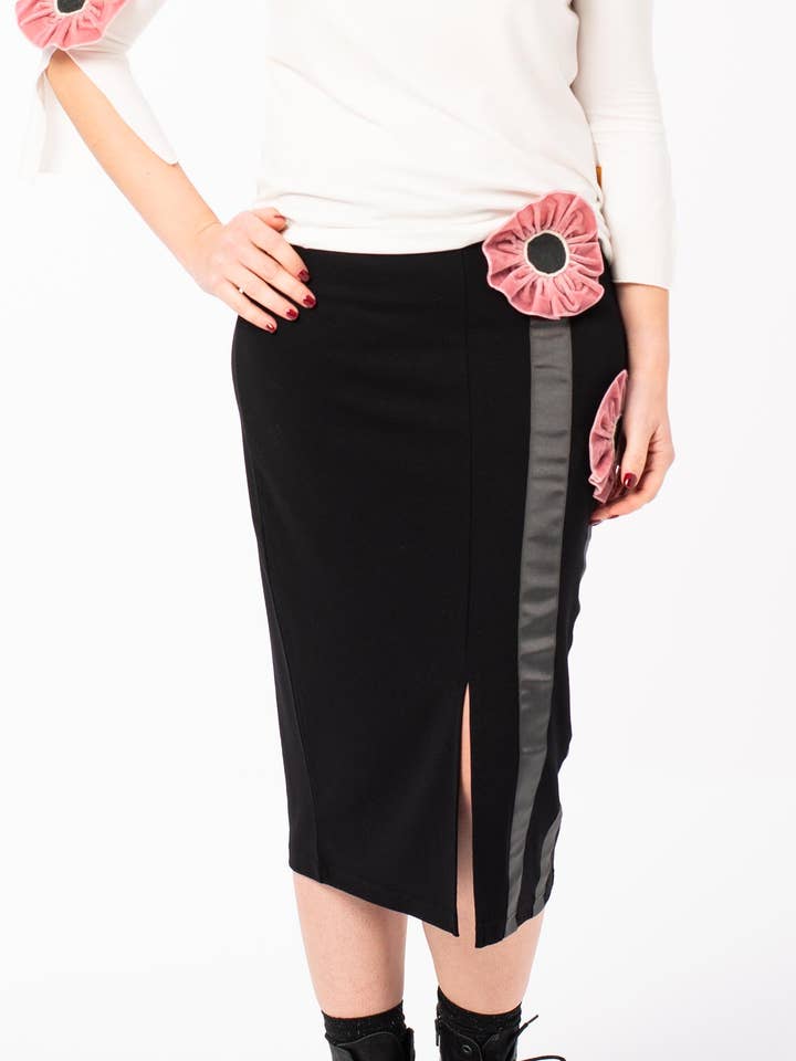 Gonna nera dritta. Design della gonna per la vendita all'ingrosso da parte di Mamatayoe