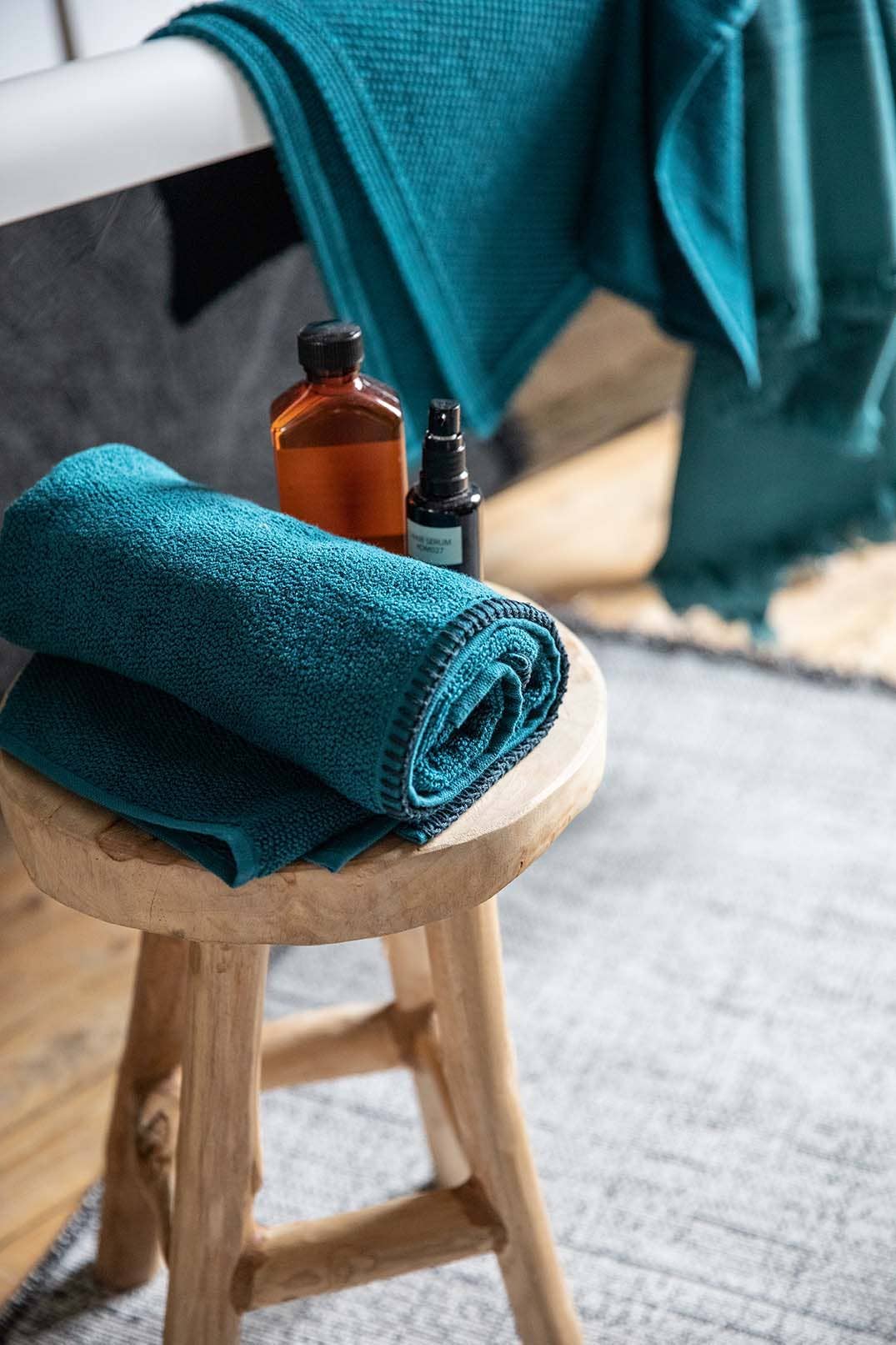 Maison Vivaraise & La Cerise sur le Gâteau - Wholesale Dinner & Cloth Napkin - Bora Paon 30 X 50 Guest Towel1