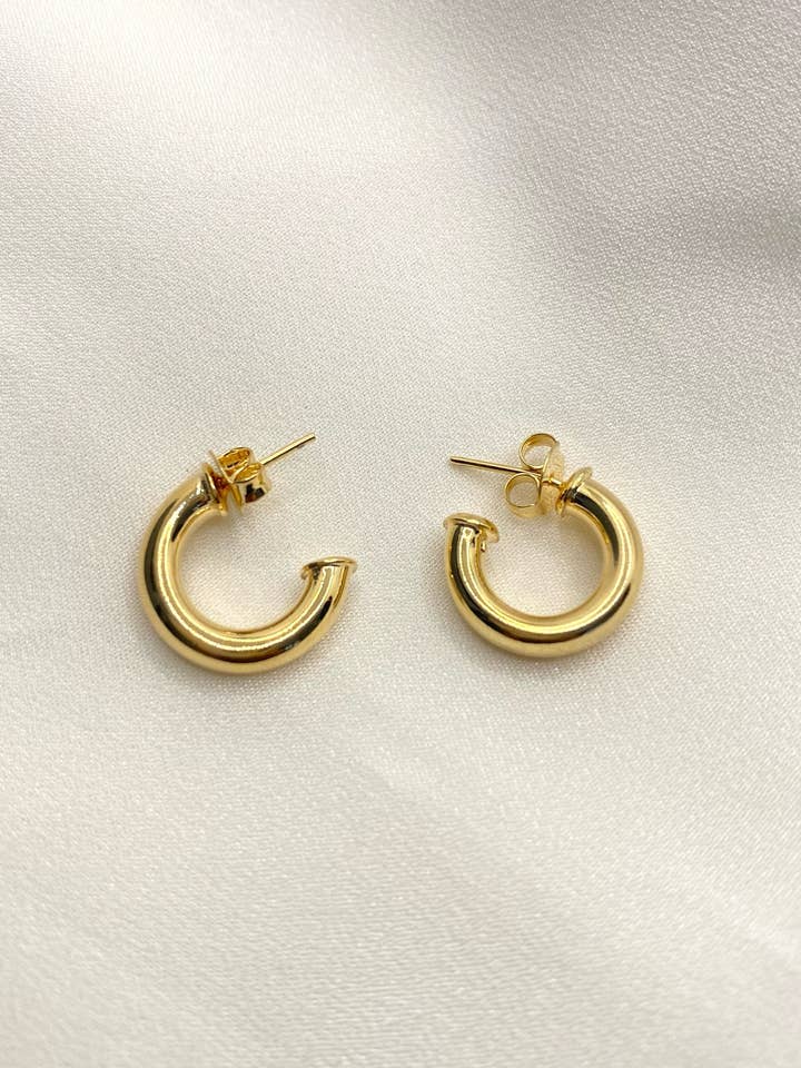 Mini boucle d'oreille creuse épaisse pour la vente par Gems Luxe