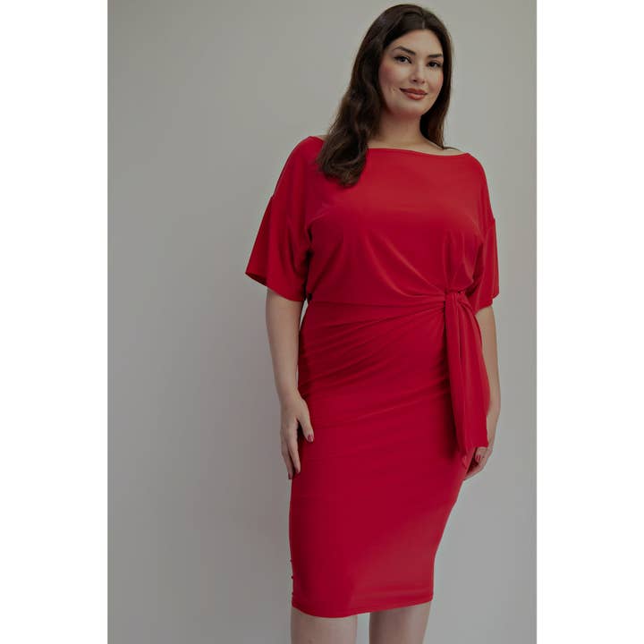 ROBE MI-LONGUE EN MAILLE GRANDE TAILLE À ENCOLURE BATEAU AVEC NŒUD DEVANT pour la vente par The Curve LA