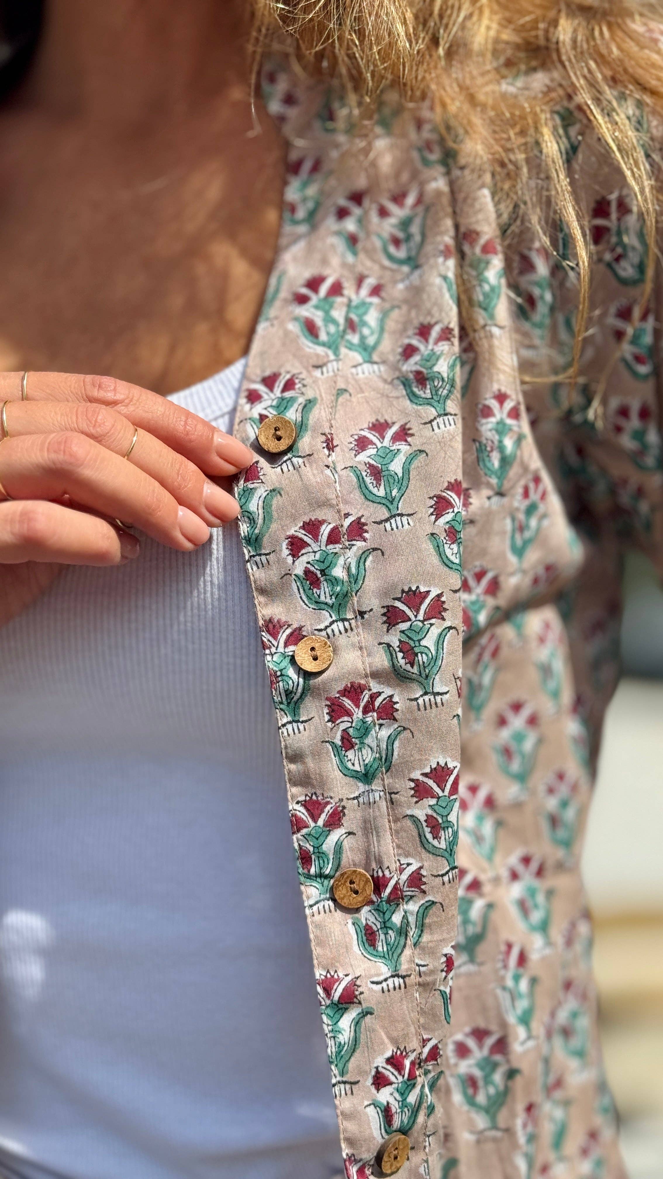 MALINI FASHION DESIGN PRIVATE LIMITED - Wholesale Button Down Shirt - Women's - Camicia Donna in Cotone Indiano Block Print – Beige con Fantasia Floreale, Maniche 3/4, Colletto a V, Bottoni in Legno5