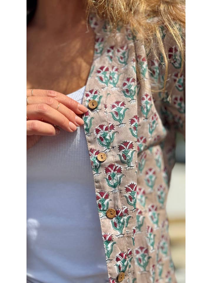 MALINI FASHION DESIGN PRIVATE LIMITED - Wholesale Button Down Shirt - Women's - Camicia Donna in Cotone Indiano Block Print – Beige con Fantasia Floreale, Maniche 3/4, Colletto a V, Bottoni in Legno5