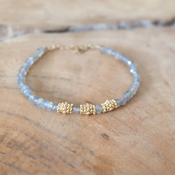 Bracciale « Elias » con perle di labradorite e perle indiane placcate oro per la vendita all'ingrosso da parte di THA-MAKA