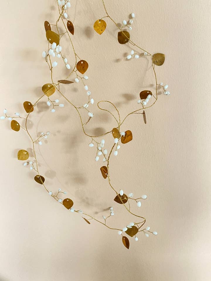 Garland white berries and gold EW-5559 for wholesale by De Weldaad Authentic Interior