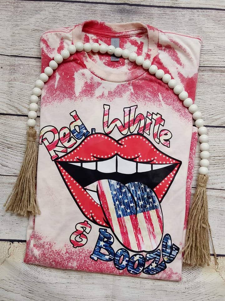 T-shirt met rood, wit en gebleekt drank voor wholesale door Wanderlust Designs Wholesale