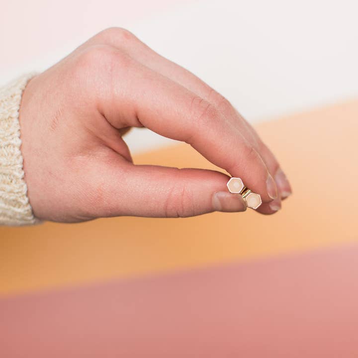 Sekskant Stud Øreringe i Rose Quartz for engroshandel hos Modern Merrigold Jewelry Co