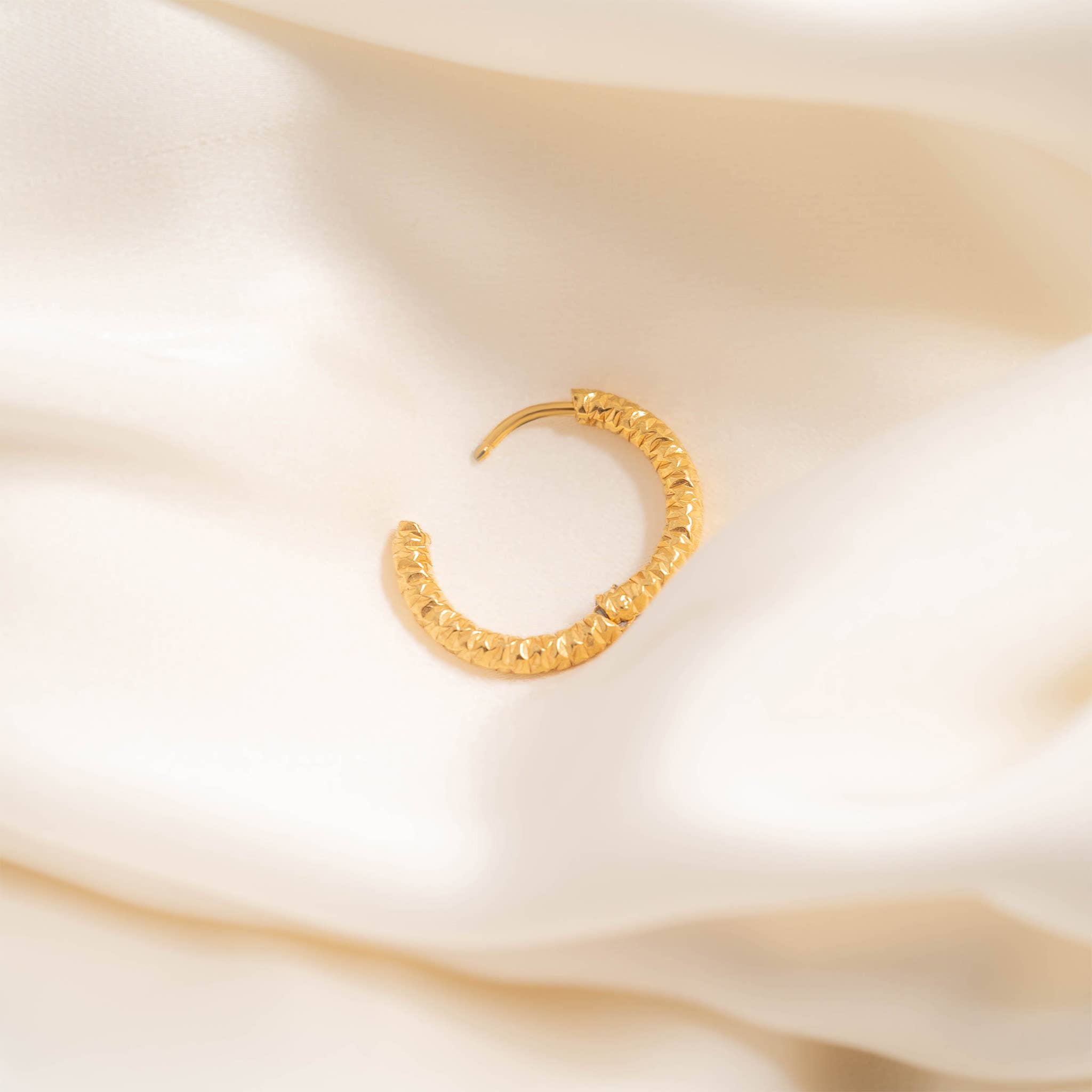 WJW - Wholesale Huggie oorbellen - 18K goud PVD roestvrijstalen gegolfde huggie creolen / ERJ00124