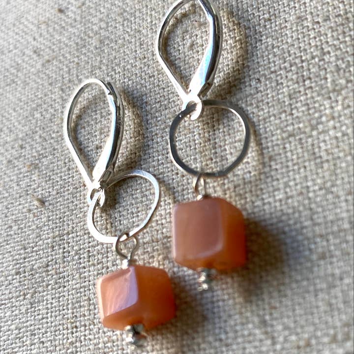 Peach Moonstone Cube Øreringe for engroshandel hos LA DE DA Jewelry
