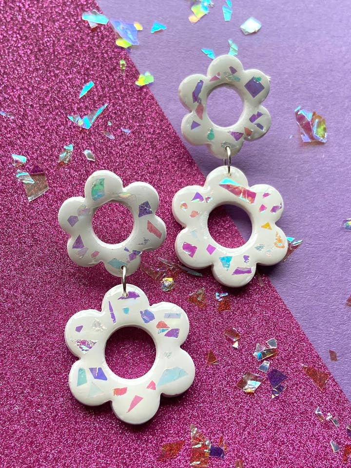 Pendants Terrazzo couleur licorne en argile polymère, boucles d'oreilles marguerites à deux niveaux en argile, boucles d'oreilles saupoudrées de crème glacée, terrazzos roses irisés, déclaration pour la vente par Miles and Milo Polymer Clay Collection