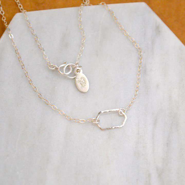 Collier bouée - collier superposé à breloques hexagonales tachetées pour la vente par Foamy Wader