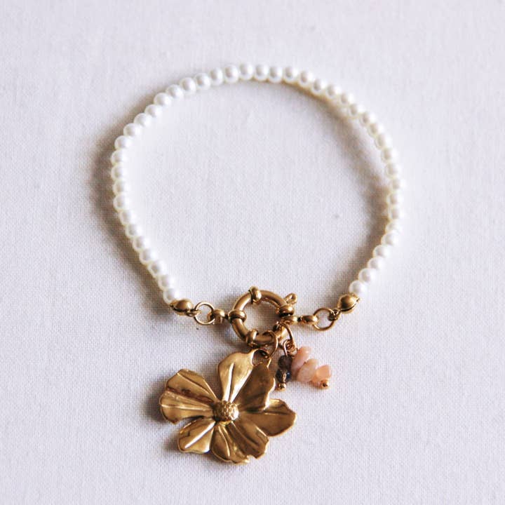 Pearl bracelet with flower, chips and facet for wholesale by Bazou
