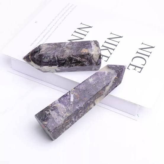 Maggie M. - Vente Pierre et cristal de spiritualité - Tour Charoïte1