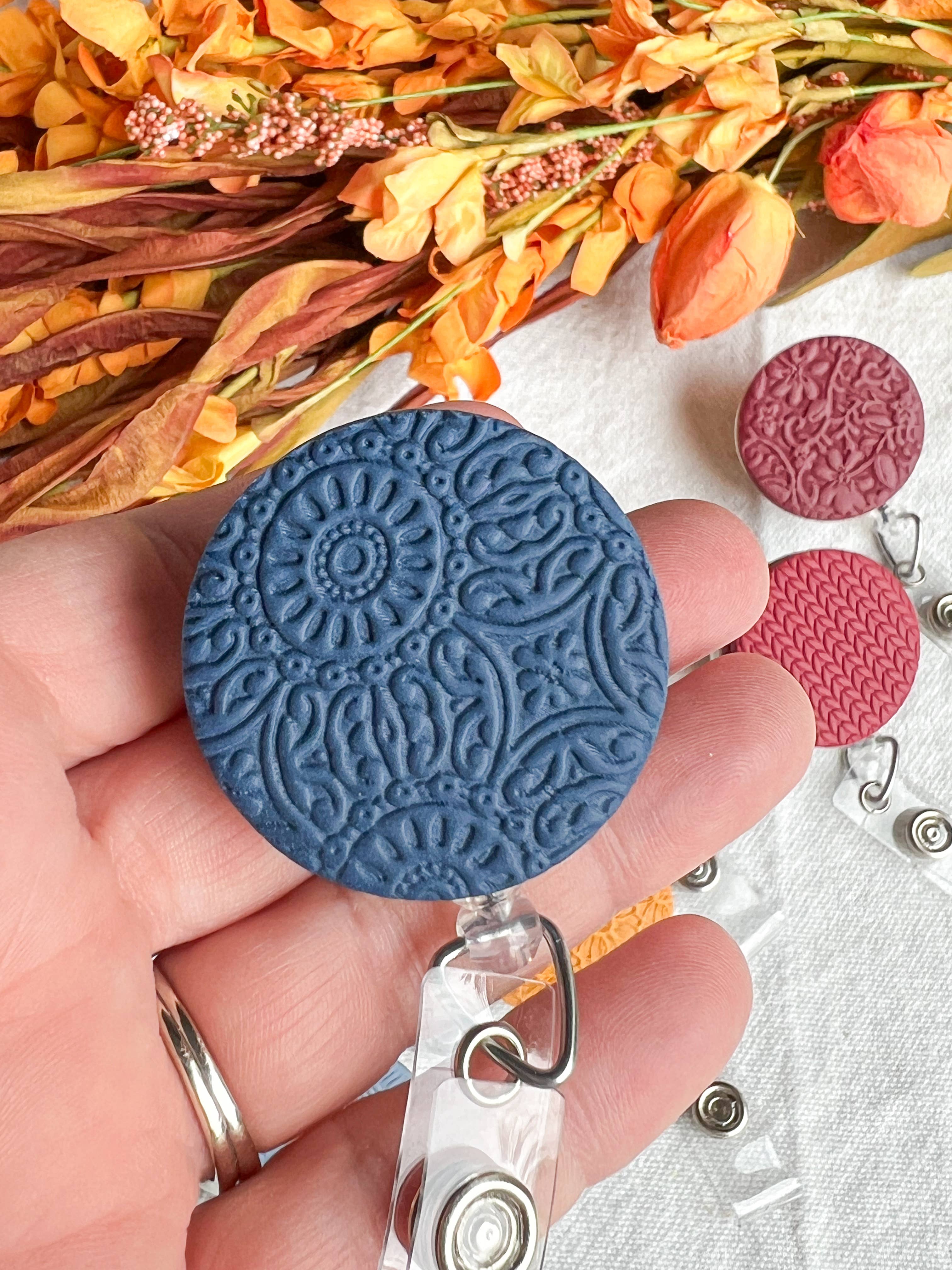 Morning Dew Designs - Vente Accessoire de badge – femme - Badges d'identification pour infirmières/enseignantes en argile polymère texturée et colorée4