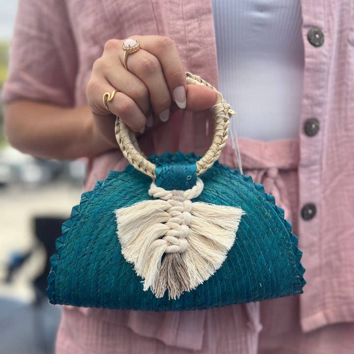 Mini croissant avec pompon pour la vente par Chisme Lifestyle