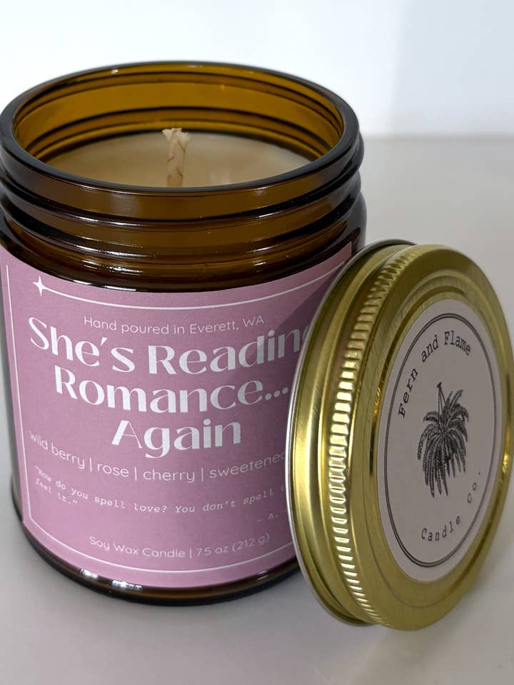 Candela "Sta leggendo romanzi... di nuovo" per la vendita all'ingrosso da parte di Fern and Flame Candle Co.