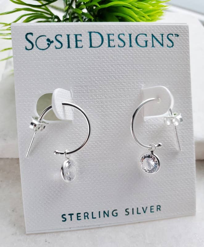 Sosie Designs - Venta al por mayor Pendientes de aro - Aro abierto plateado con tachuelas de cristal - transparente3