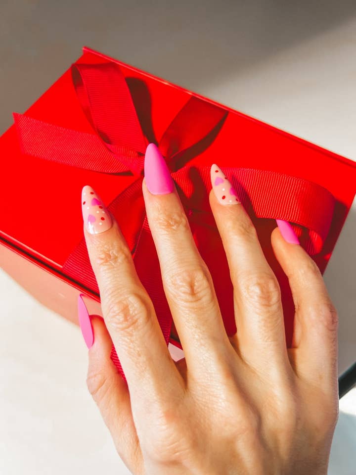 Kit de faux ongles "Girls Just Wanna Have Fun" pour la vente par Girl Code Couture