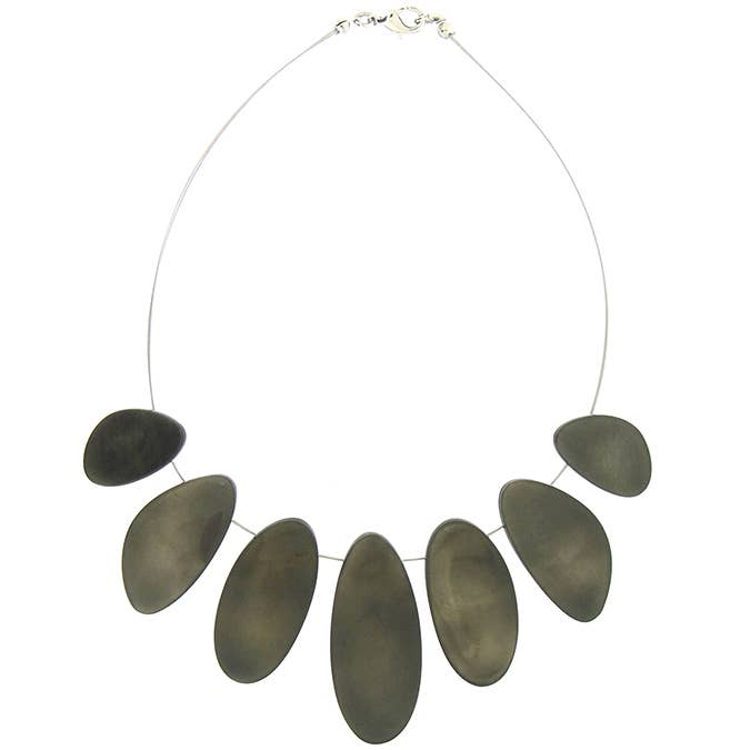 halskæde i skal i harpiks for engroshandel hos Culture Mix