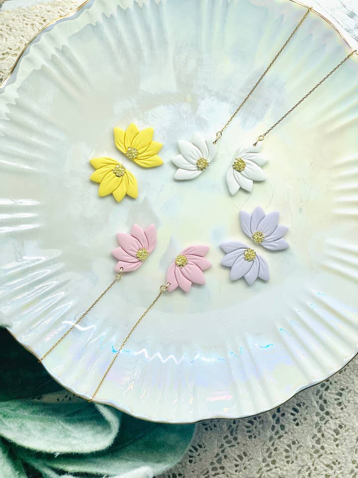 Boucles d'oreilles demi-fleur pour la vente par E & M Creative Design Co.