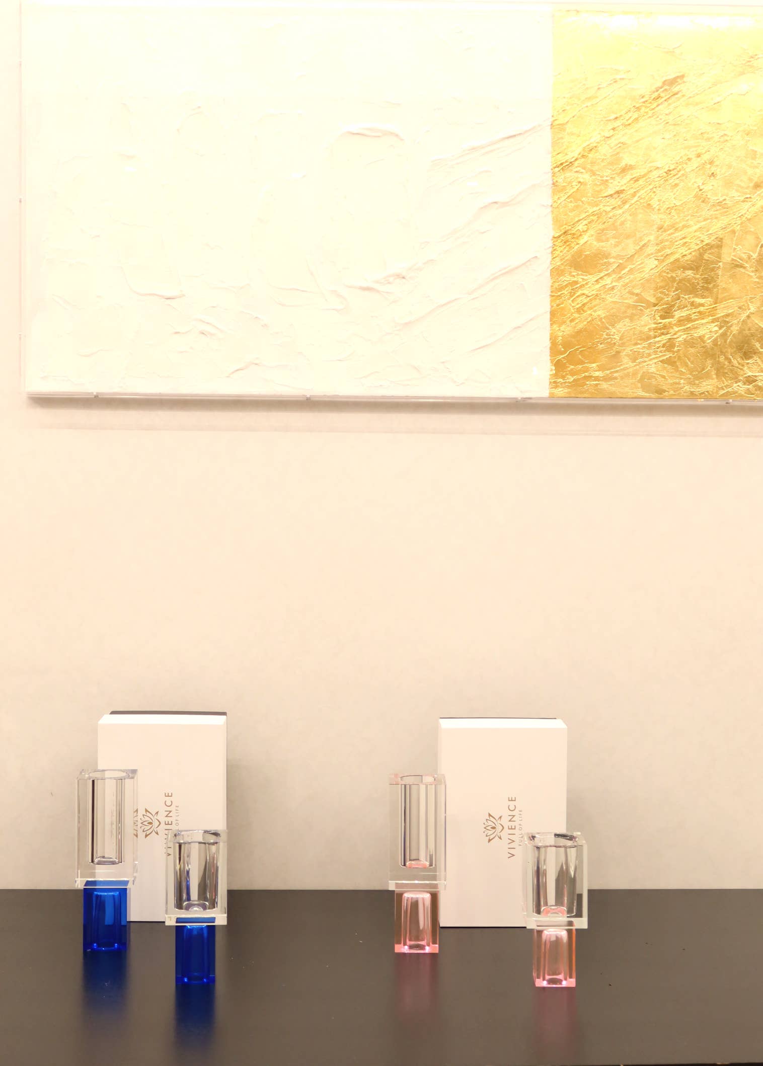 VIVIENCE – wholesale Vase – Crystal Square Vase with Colored Base15