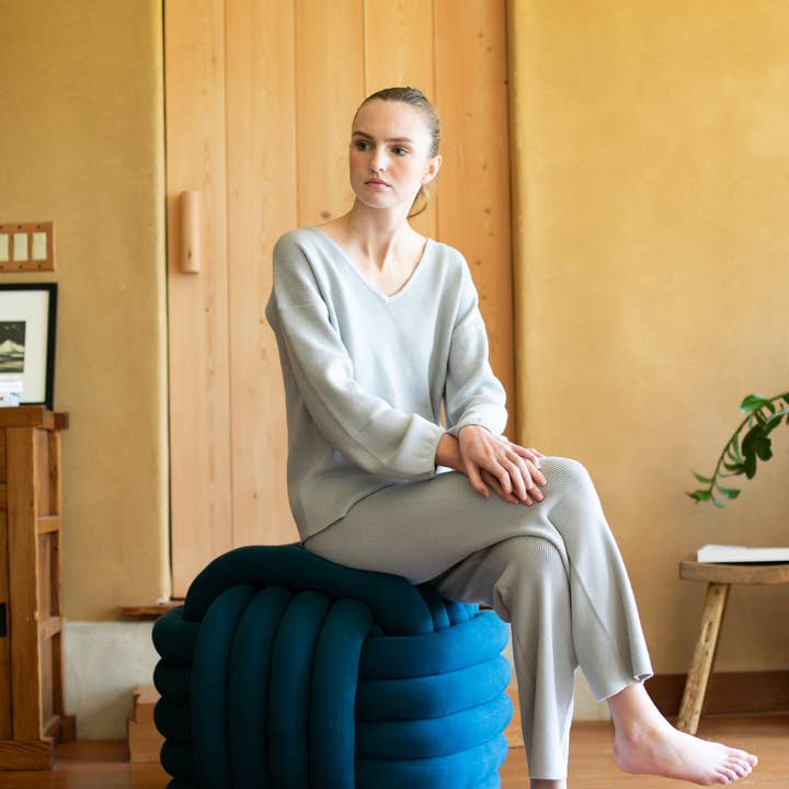 Grand pouf noué - Bleu encre pour la vente par Pink Lemonade