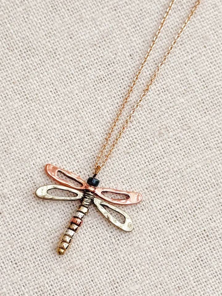 Collana con ciondolo a forma di libellula in metalli misti per la vendita all'ingrosso da parte di Wake Up & Glow