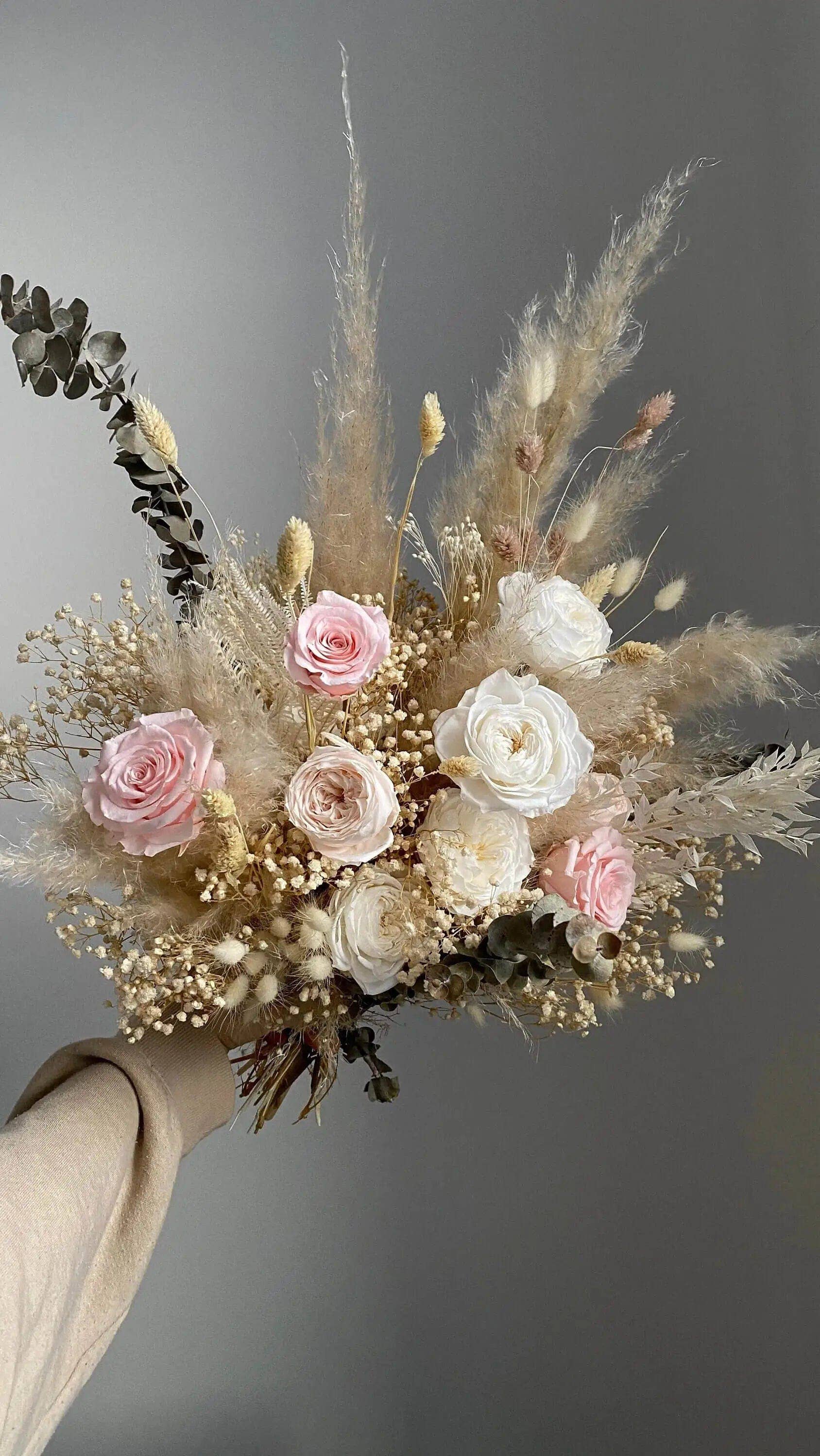 Hidden Botanics – wholesale Torkade/pressade blommor – Brudbukett med torkade blommor i sandfärgat creme och pastellrosa1