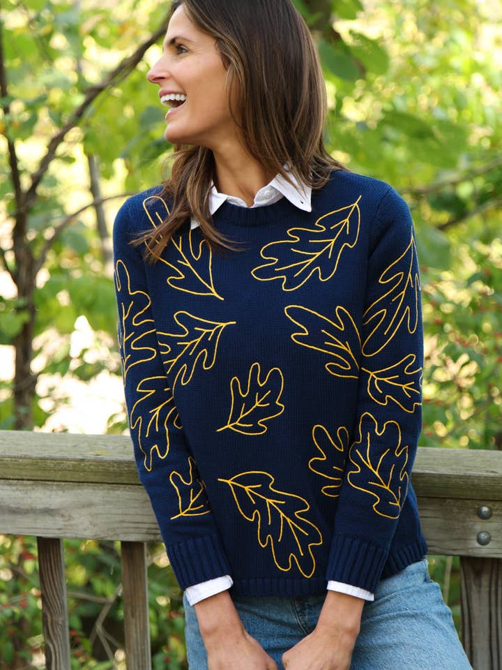 Girocollo a catenella con foglie autunnali in blu marino con foglie dorate per la vendita all'ingrosso da parte di Duffield Lane
