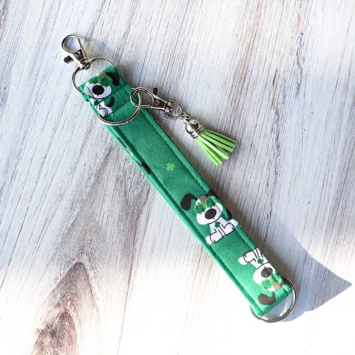 Llavero con forma de pulsera del Día de San Patricio, perros irlandeses sobre verde para venta al por mayor de Kimmi Jo