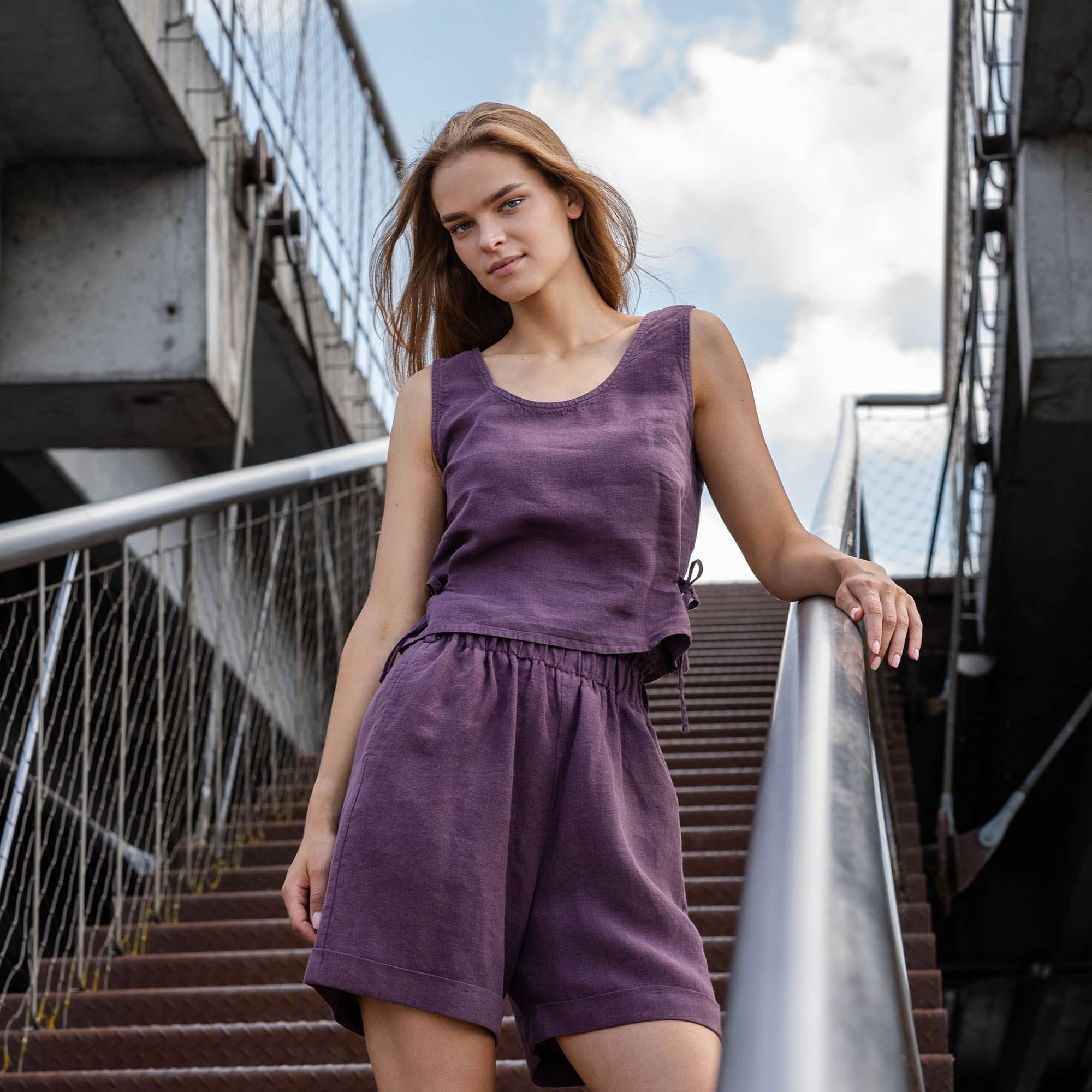 menique – wholesale Blus - Dam – Linne Crop Top med Sidoband Audrey - Vit Sommarlinne12