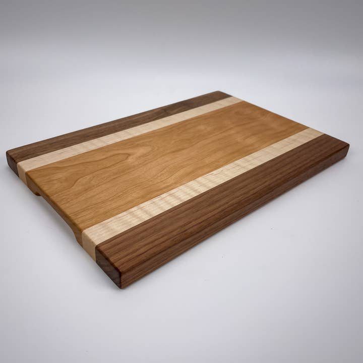 Kleine luxe snijplank - kers, walnoot, gekrulde esdoorn voor wholesale door 609 Wood Design