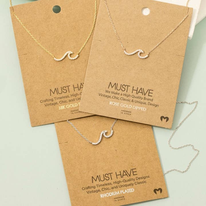 Halskette mit goldbeschichtetem Wellenanhänger und Pavé-Steinen für den Großhandel von Fame Accessories