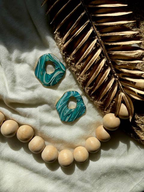 Brincos de Argila de Polímero Blue Geode Assimetrical Statement Stud por atacado de Clay + Clover Earring Co.