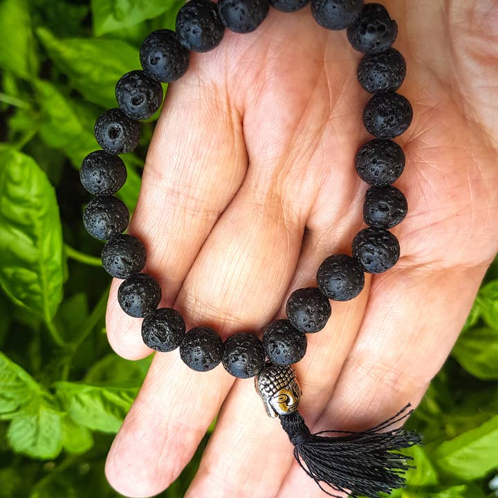 Bracelet mala en pierre de lave avec perle en forme de tête de Bouddha en argent pour la vente par Galerie Indra