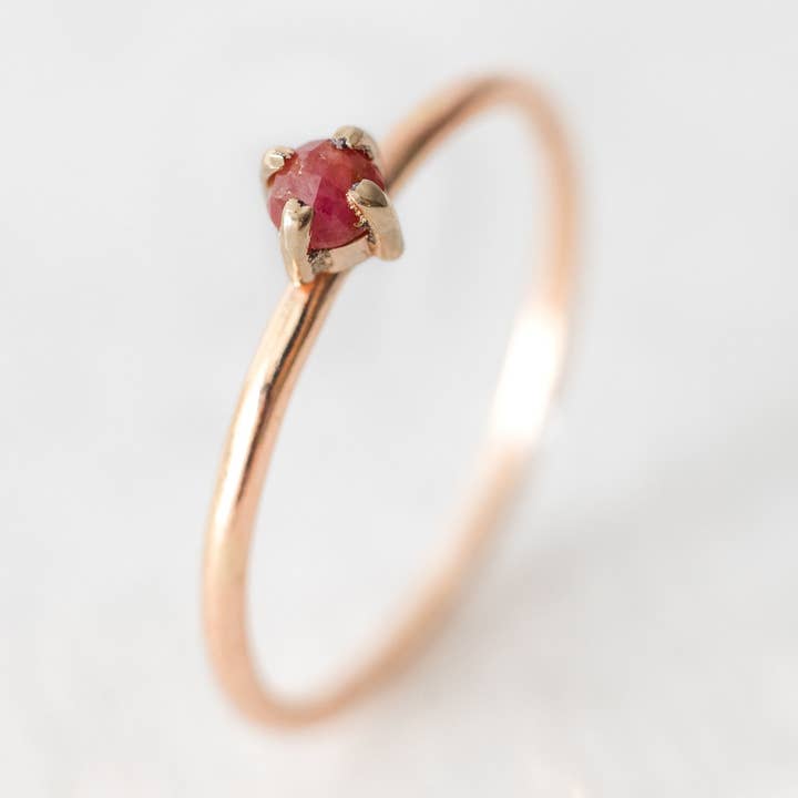 Bague en rubis libérien taille rose naturelle pour la vente par luxe.zen