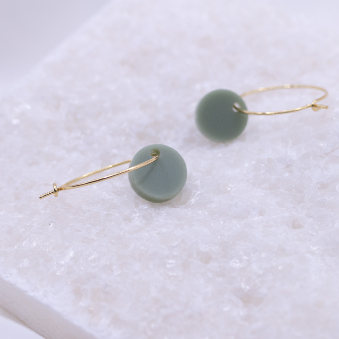 Tilda&Theo - Wholesale Dangle Earrings - Green creole circle - green dot earrings in gold3