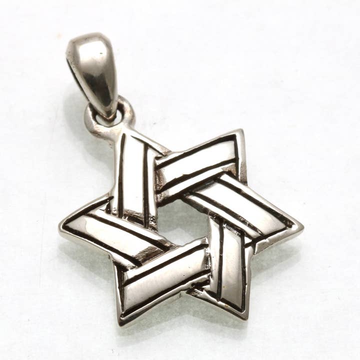 Pendentif en forme d'étoile de David tissé en argent sterling à rayures oxydées pour la vente par Bareket Fine Jewelry