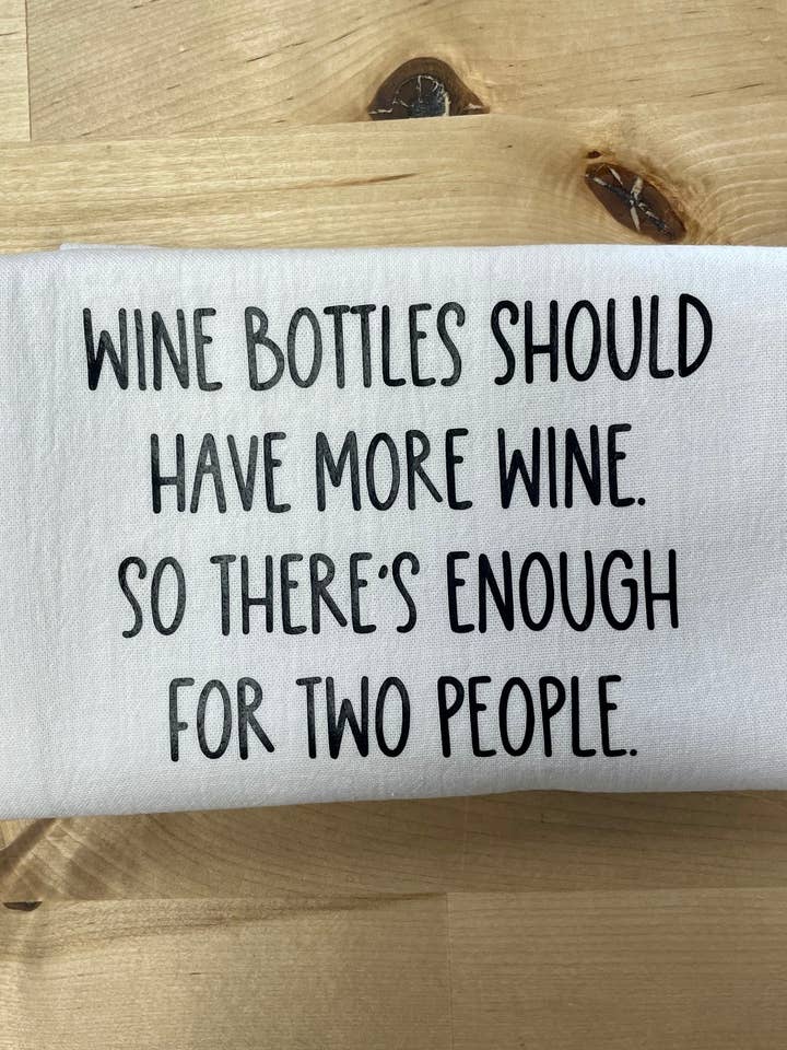 Le bottiglie di vino dovrebbero contenere più vino, quindi ce n'è abbastanza per due persone, canovaccio da cucina per la vendita all'ingrosso da parte di Three Black Cats Inc.