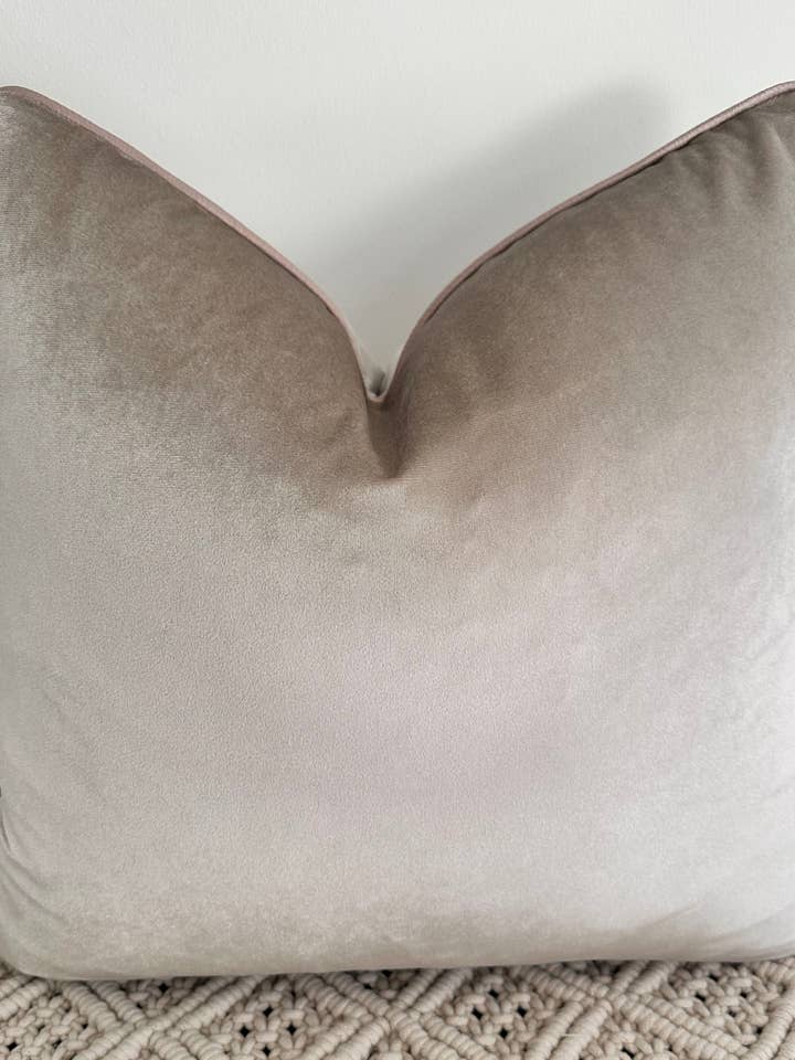 Le Coussin Couture - Le Varley en Pierre - Style n° 198 pour la vente par The Couture Cushion