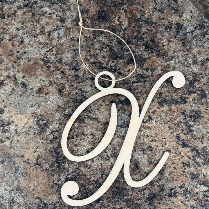 Lettre manuscrite « X » en tilleul pour la vente par Bumbletwist