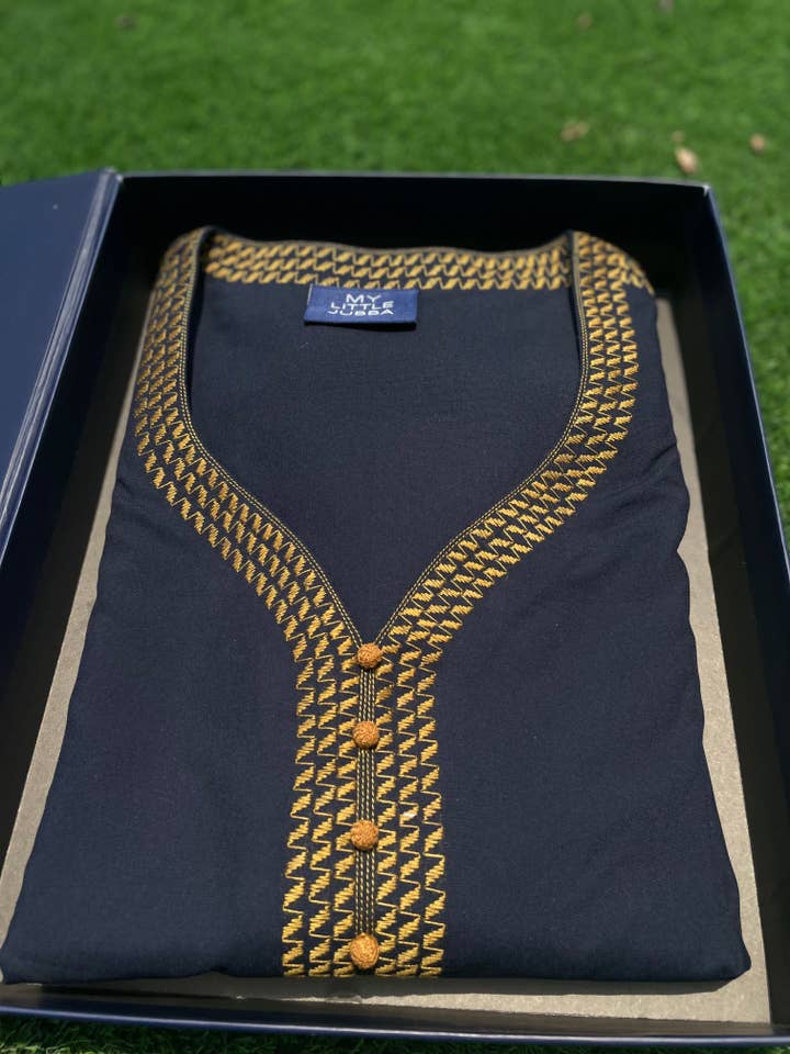 Túnica magrebí con mangas 3/4 para hombre, color azul marino con bordado en mostaza para venta al por mayor de MY LITTLE JUBBA