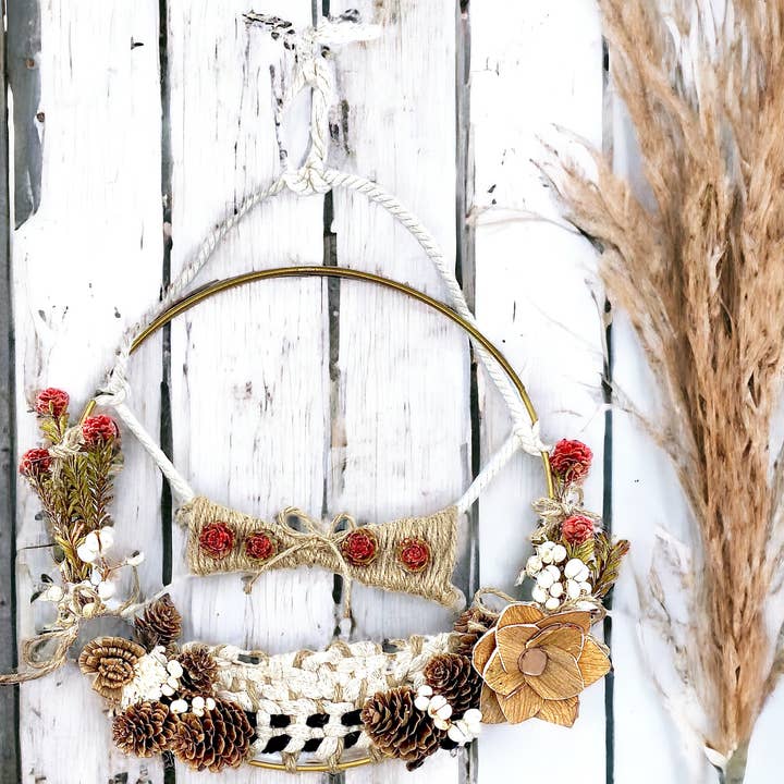 Mountain's Edge, couronne en macramé avec fleurs séchées, décoration murale pour la vente par Sunsum Intentional Living