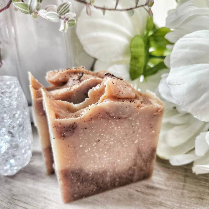 Barre de savon Woodland ~ Bois de santal, vanille et clou de girofle pour la vente par Heart of Gold Apothecary