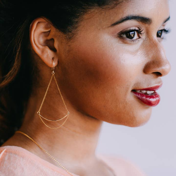 Boucles d'oreilles pendantes Verge Chain Swing pour la vente par Favor Jewelry