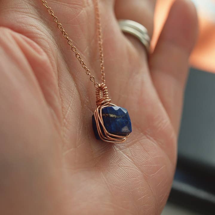 Siebijoux - Wholesale Pendant/Charm Necklace - September birthstone lapis lazuli cube faceted wirewrapped4