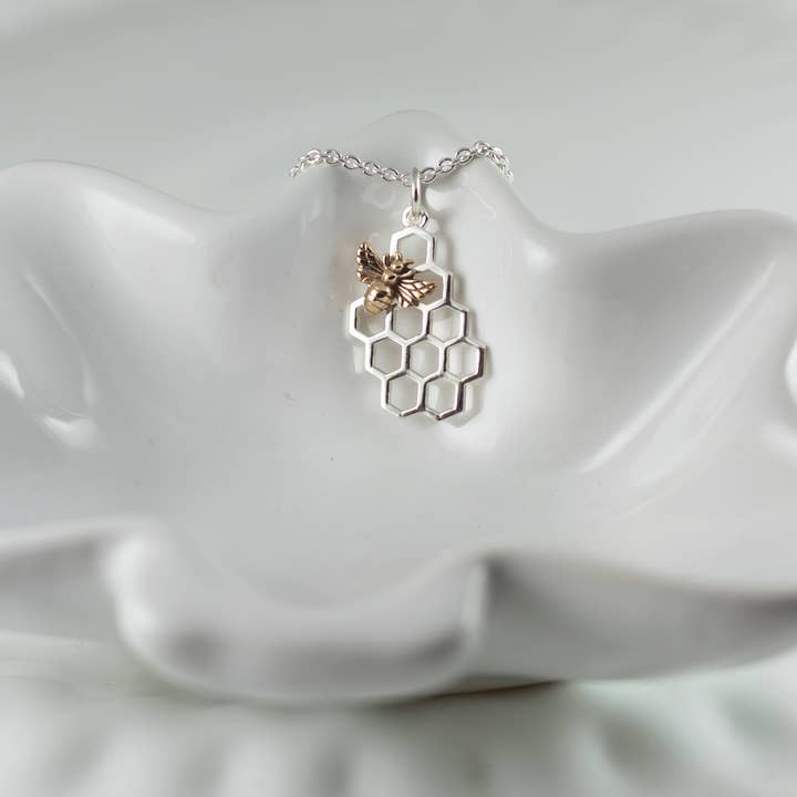 Bee Honeycomb halsband för wholesale av Woobie Beans Jewelry, Gifts & Apparel
