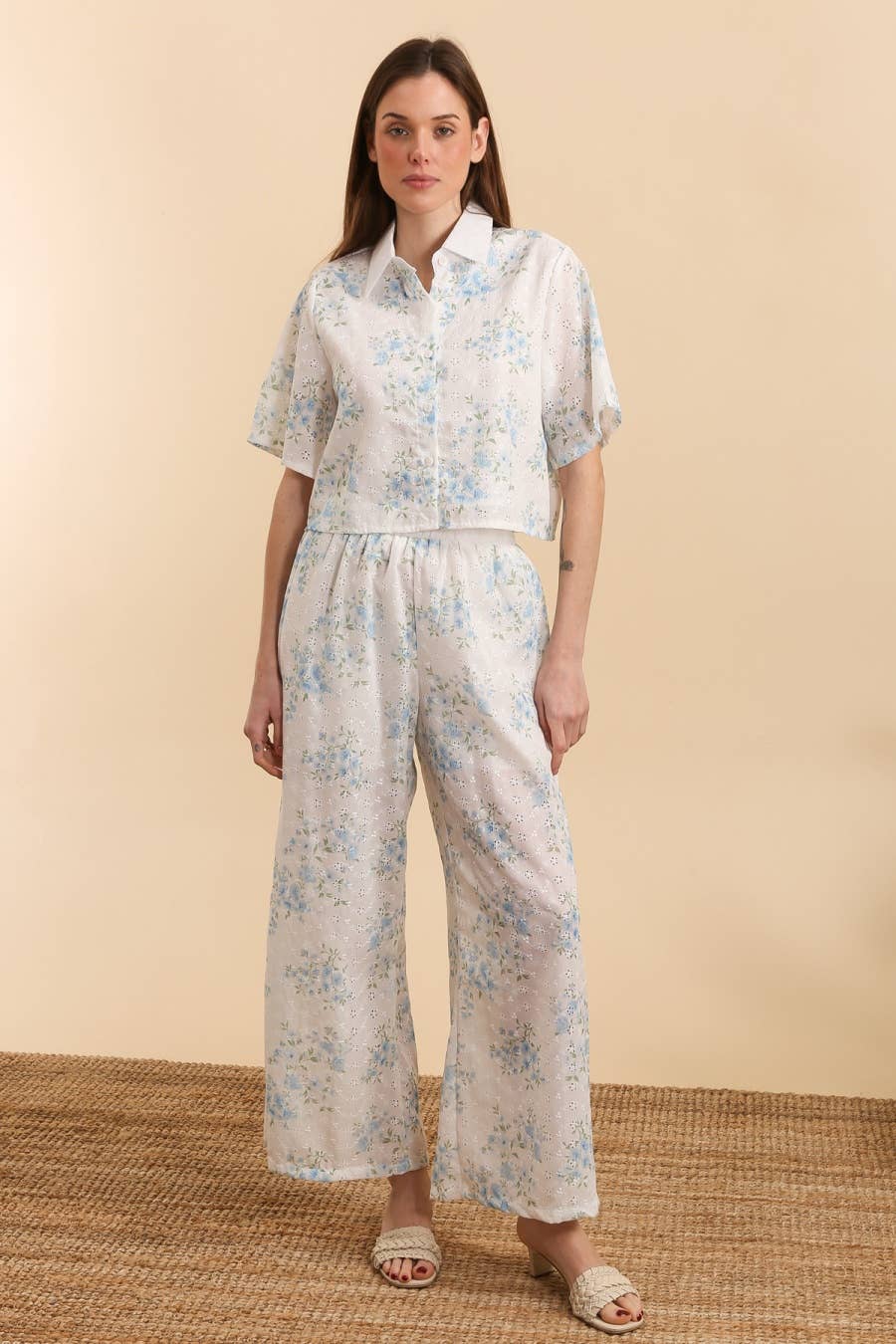 Azul Conjunto de camisa y pantalones con bordado inglés L303 de venta al por mayor en Faire1