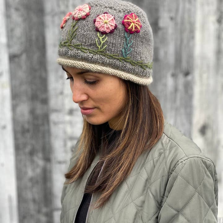 Bonnet en laine Maya avec fleurs brodées pour la vente par Lost Horizons Knitwear